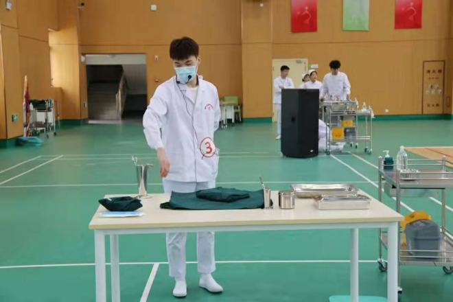 “學生參加護理操作技能大賽 