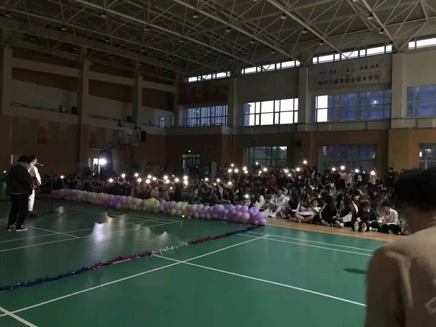 “學生在大學生藝術節開幕上表演