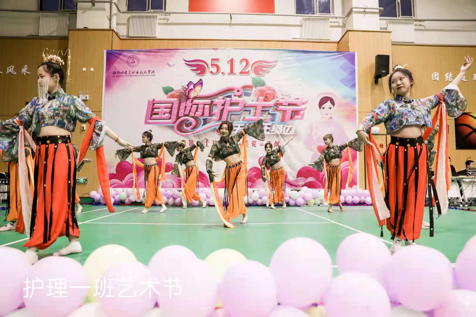 “學生“敦煌舞”表演